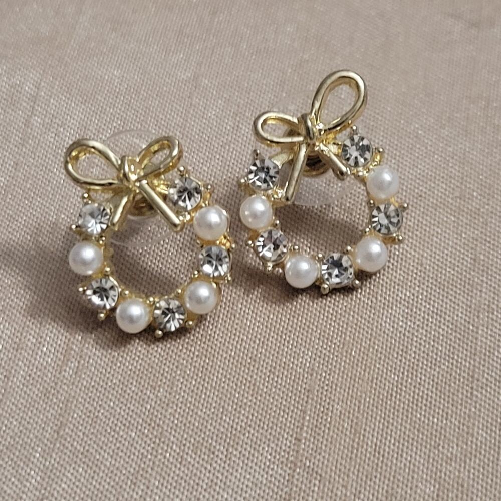 Crystal and faux pearl gold tone Christmas wreath earrings
